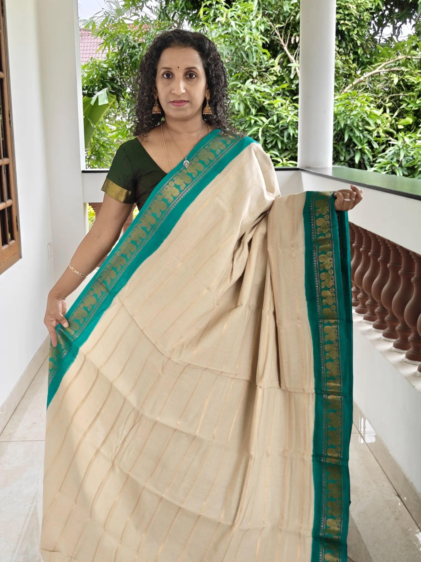 Dark Cream And Peacock Green Madurai Sungudi Cotton Saree With Velthari Design Psc065 1