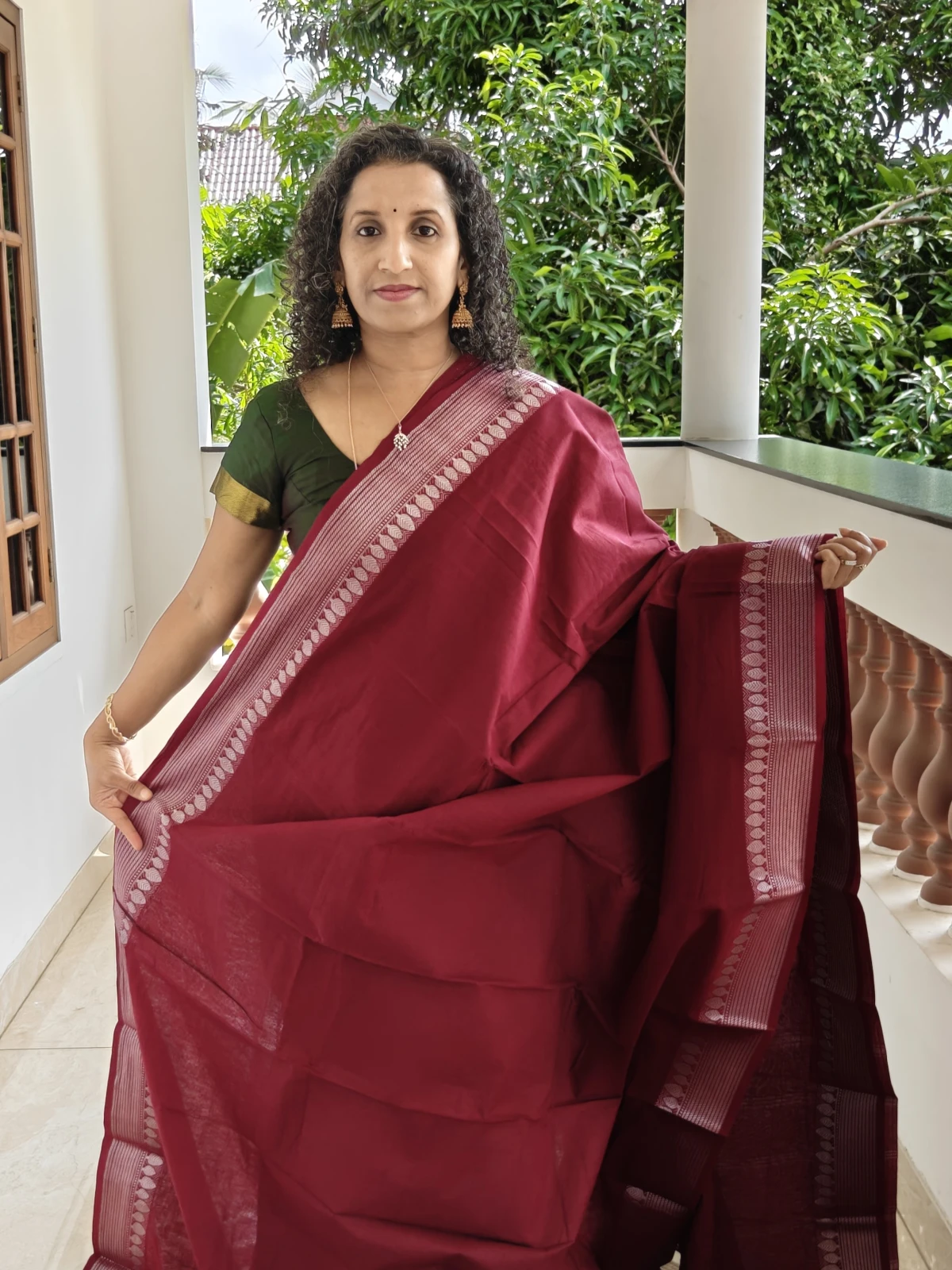 Dark Maroon Sungudi Cotton Saree with Leaf and Lines Border 