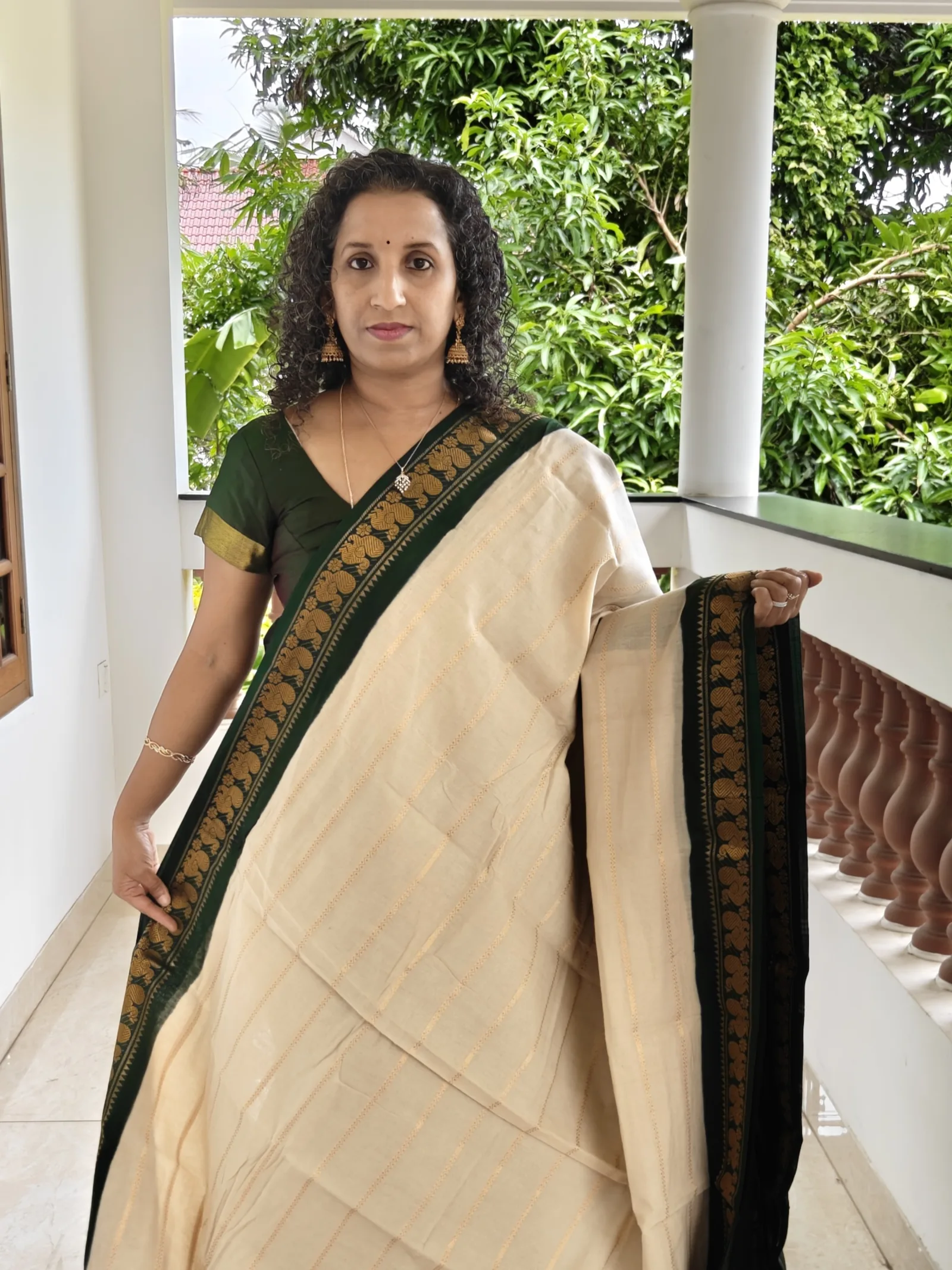 Dark Cream And Bottle Green Madurai Sungudi Cotton Saree With Velthari Design Psc064 1