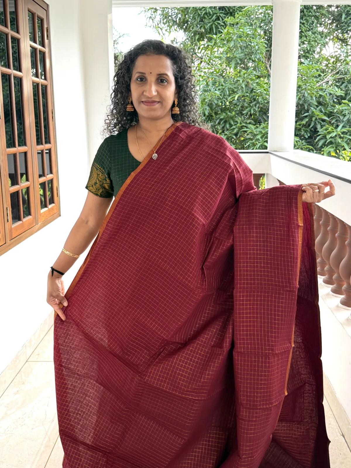 Maroon Madurai Sungudi Cotton Saree With Zari Checks And Gold Border Psc111 1