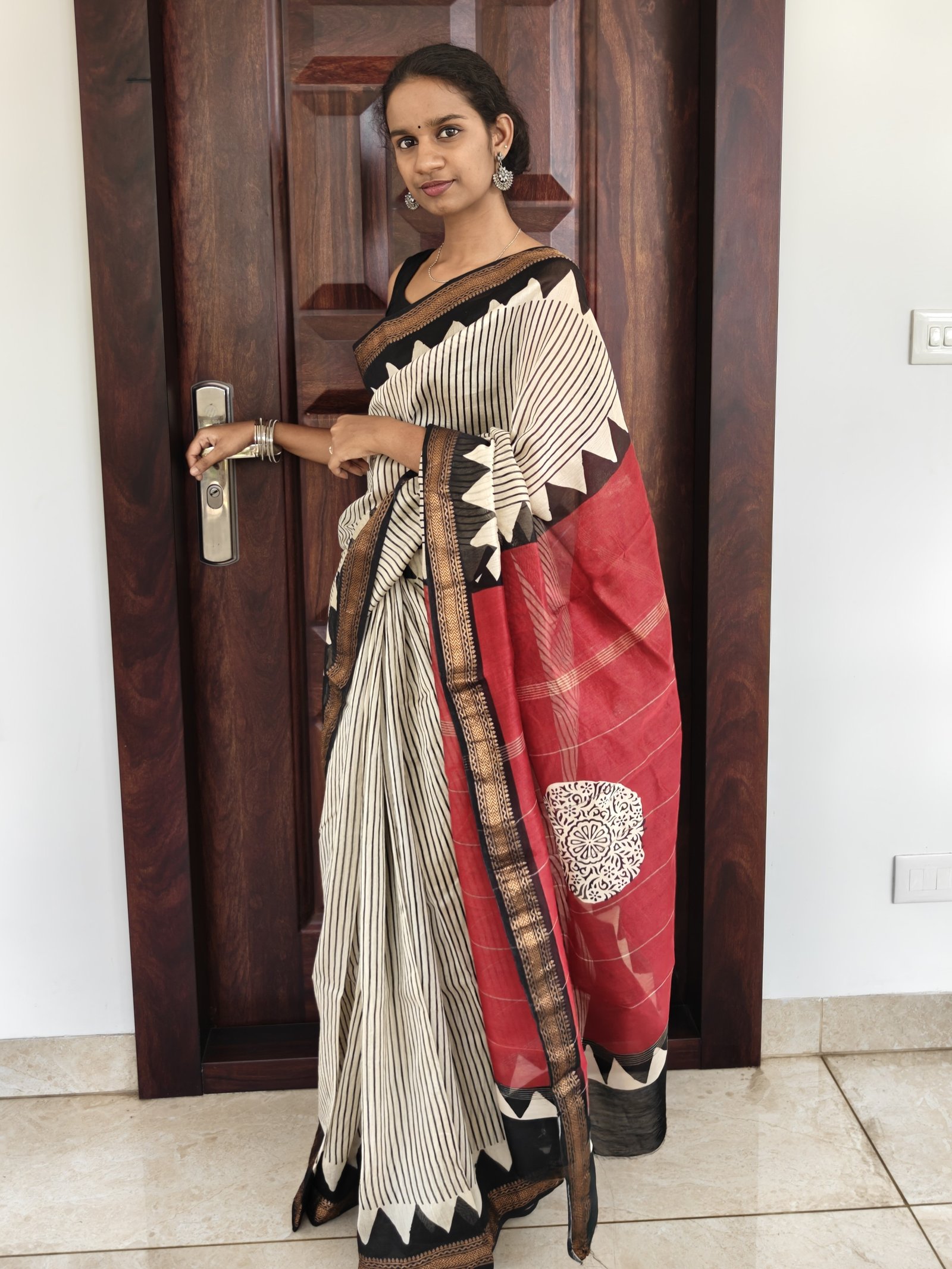 Maheswari Silk Lines And Triangles Black And Red Phm005 4